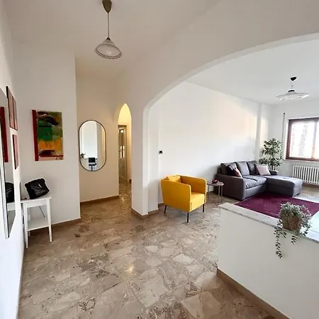 Large Close To The And Centre Apartment *
